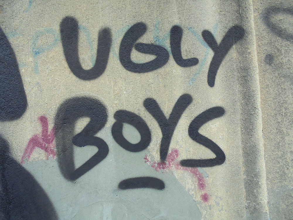 Natpis sprejem na zidu: Ugly Boys