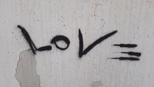 Natpis na zidu: Love