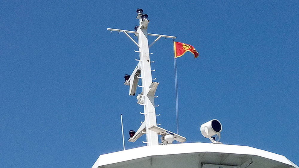 zastava Crne Gore na trajektu