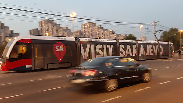 Tramvaj na kome je reklama Visit Sarajevo