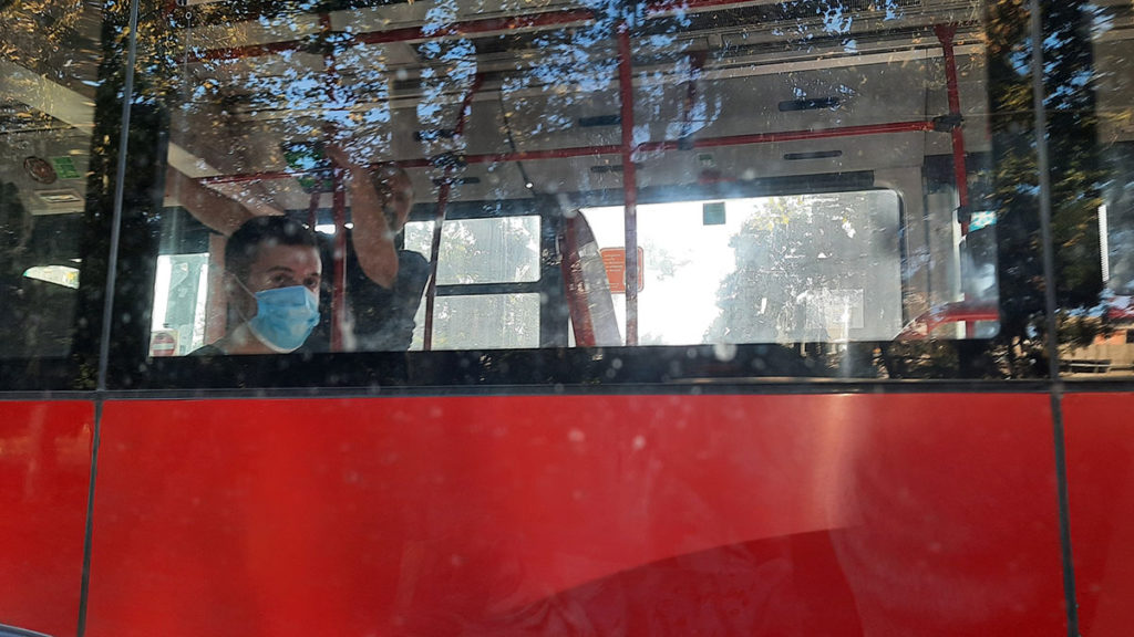 ljudi sa maskama u autobusu