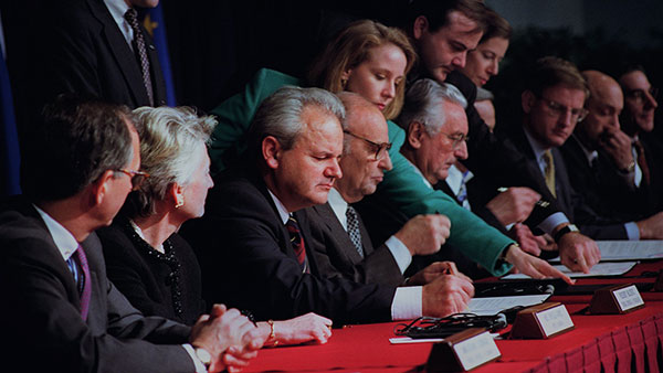 Slobodan Milošević, Alija Izetbegović i Franjo Tuđman potpisuju Dejtonski sporazum, novembar 1995.