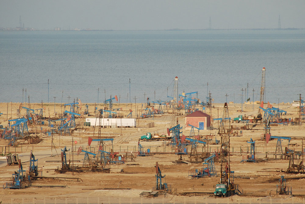 Stare sovjetske pumpe za naftu na obali Kaspijskog jezera, foto: Konstantin Novaković