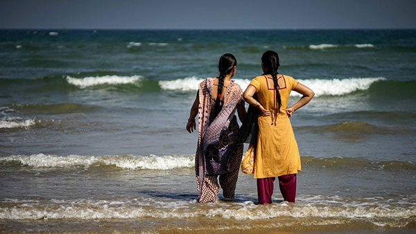 dve žene na plaži