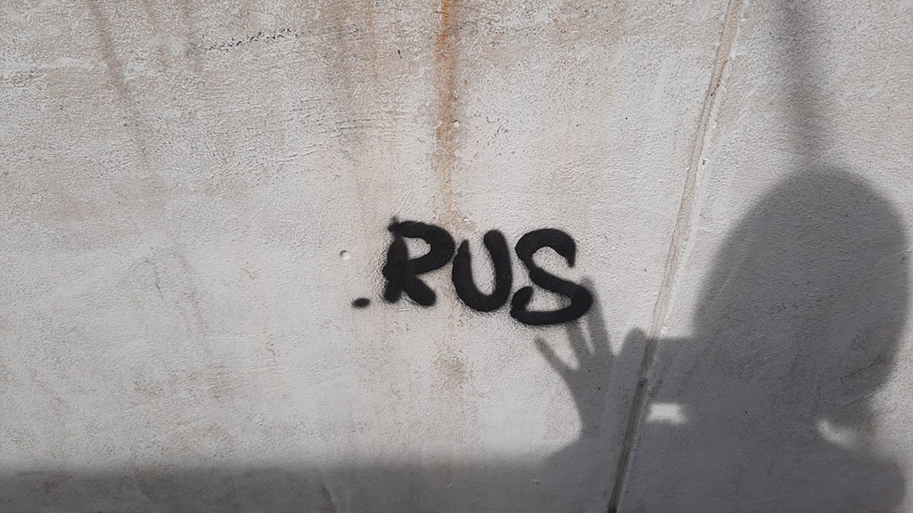Natpis na zidu: Rus