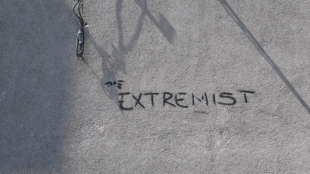 Natpis na zidu: the extremist