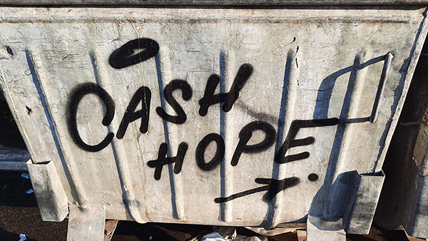 Kontejner na kome piše: Cash Hope