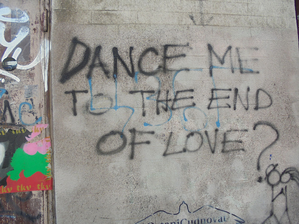Natpis na zidu: Dance me to the end of love?