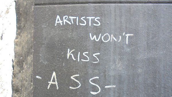 Natpis: Artists won't kiss ass