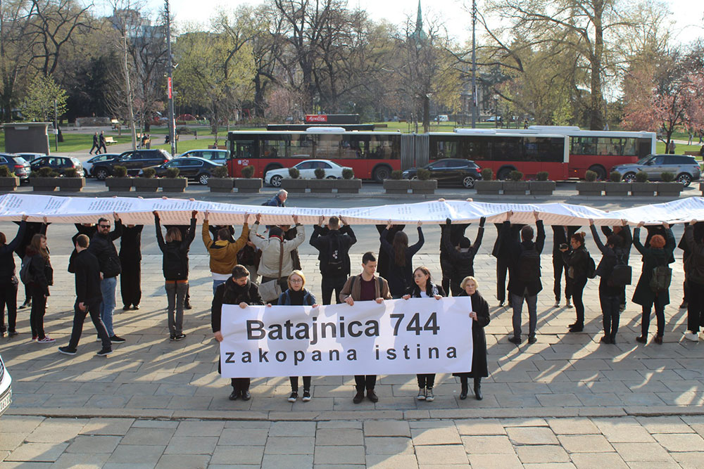 Kraj performansa „Batajnica 744: Zakopana istina“ ispred skupštine Srbije, mart 2019, foto: YIHR