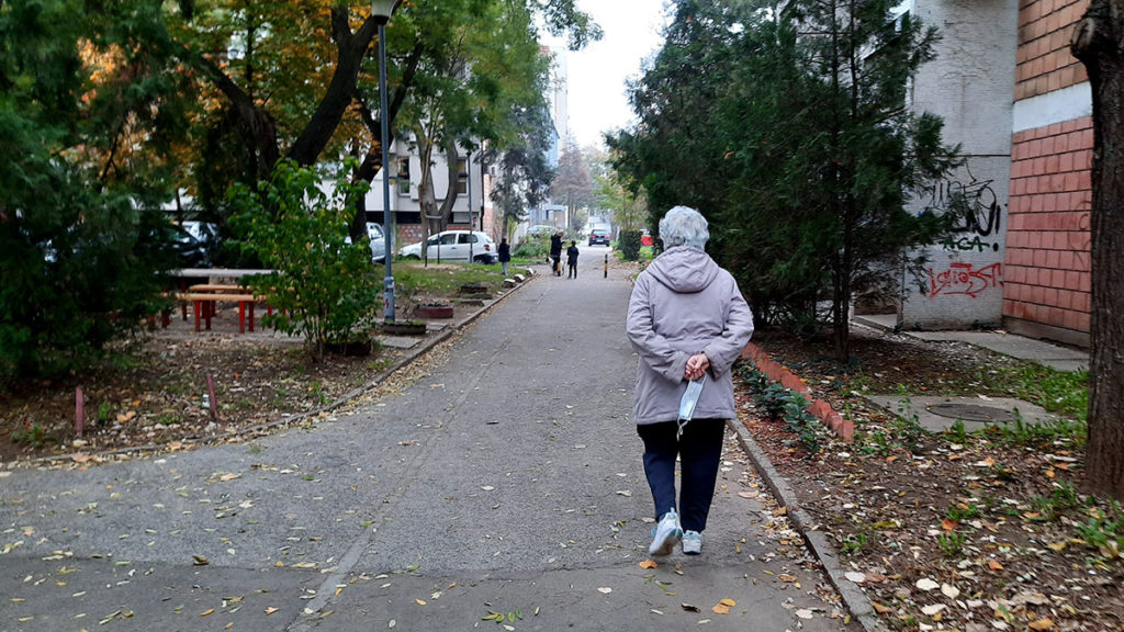 žena se šeta u novobeogradskim blokovima