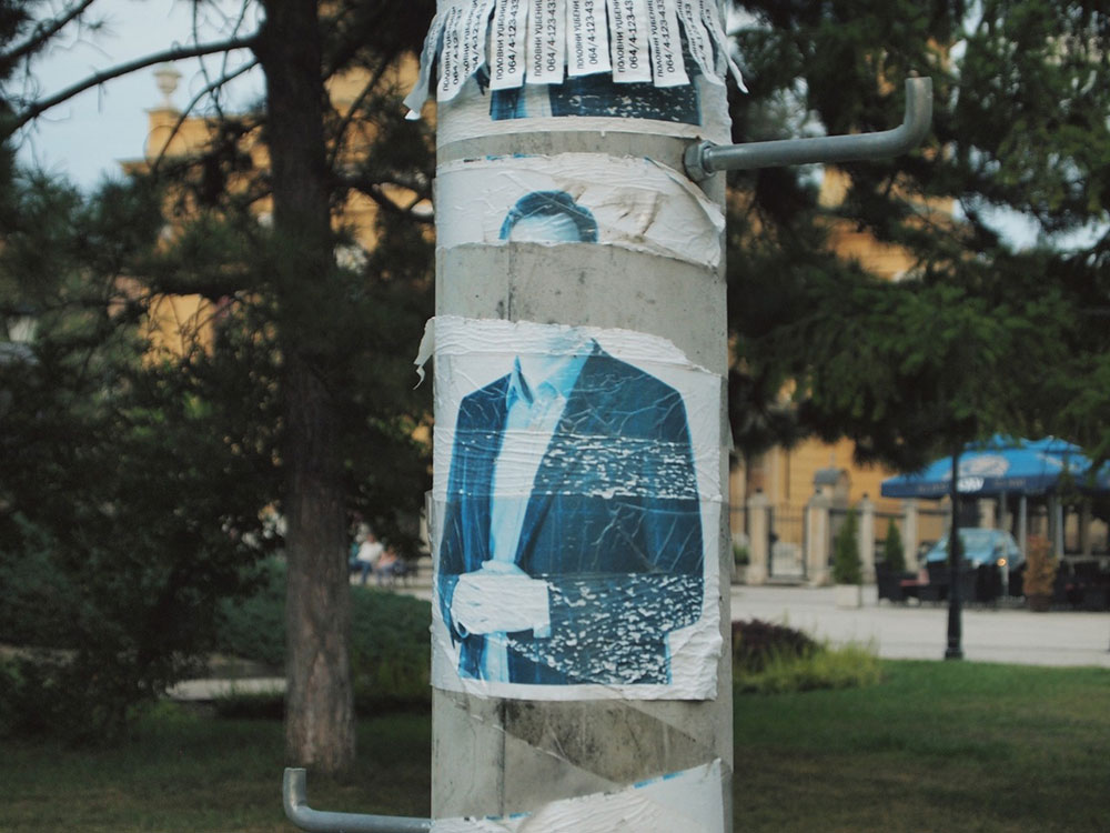 izbledeli poster sa likom Vučića