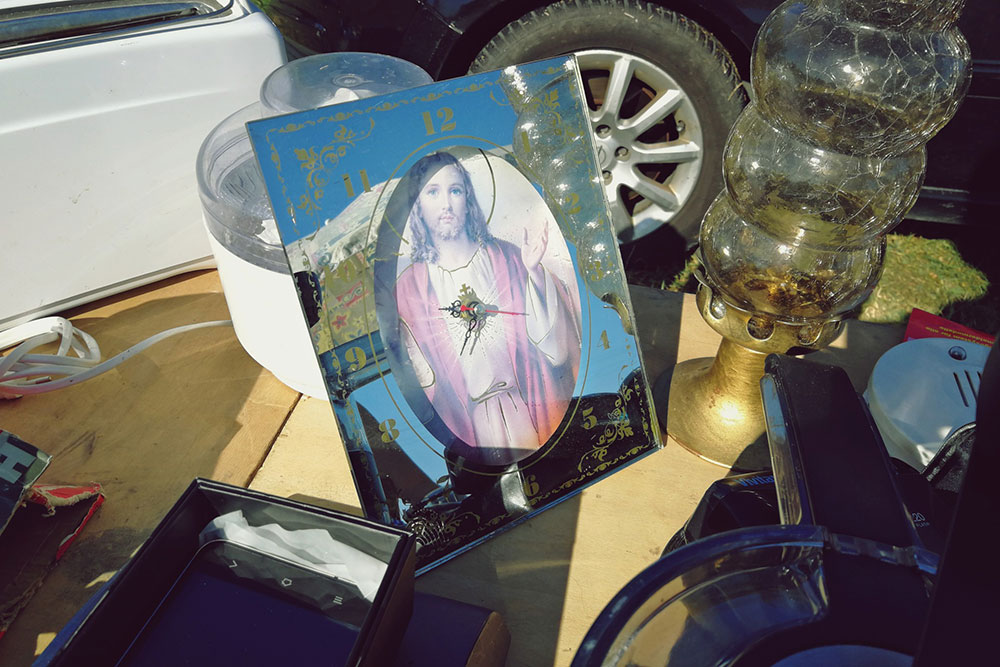 sat sa Hristovim likom izložen na prodaju na buvljaku