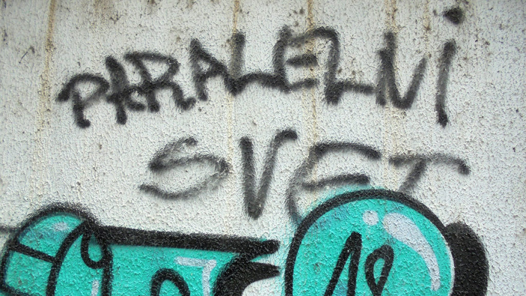 natpis na zidu: paralelni svet