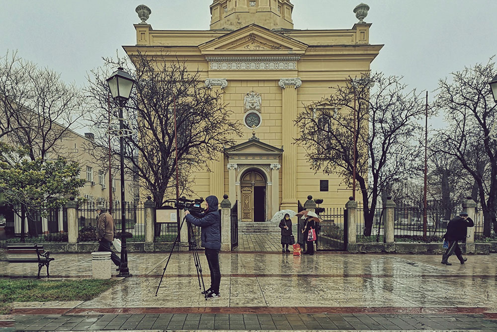 kamerman ispred crkve