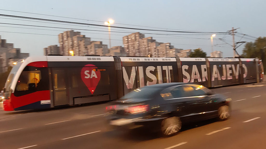 Autobus na kome piše Visit Sarajevo