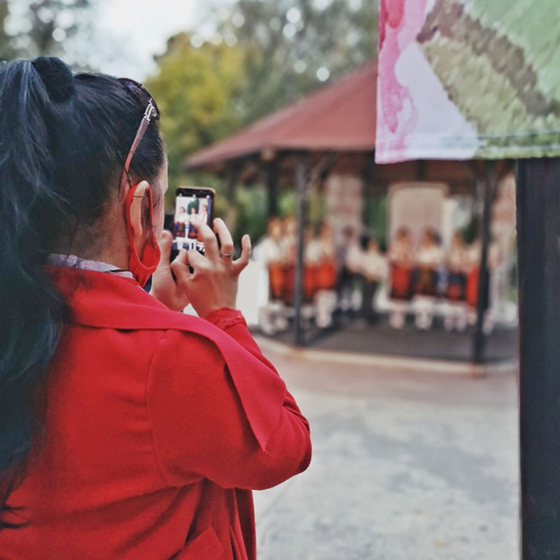 devojka fotografiše mobilnim telefonom
