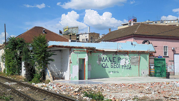 Natpis na porušenom zidu kuće: Dalje ruke od Beograda
