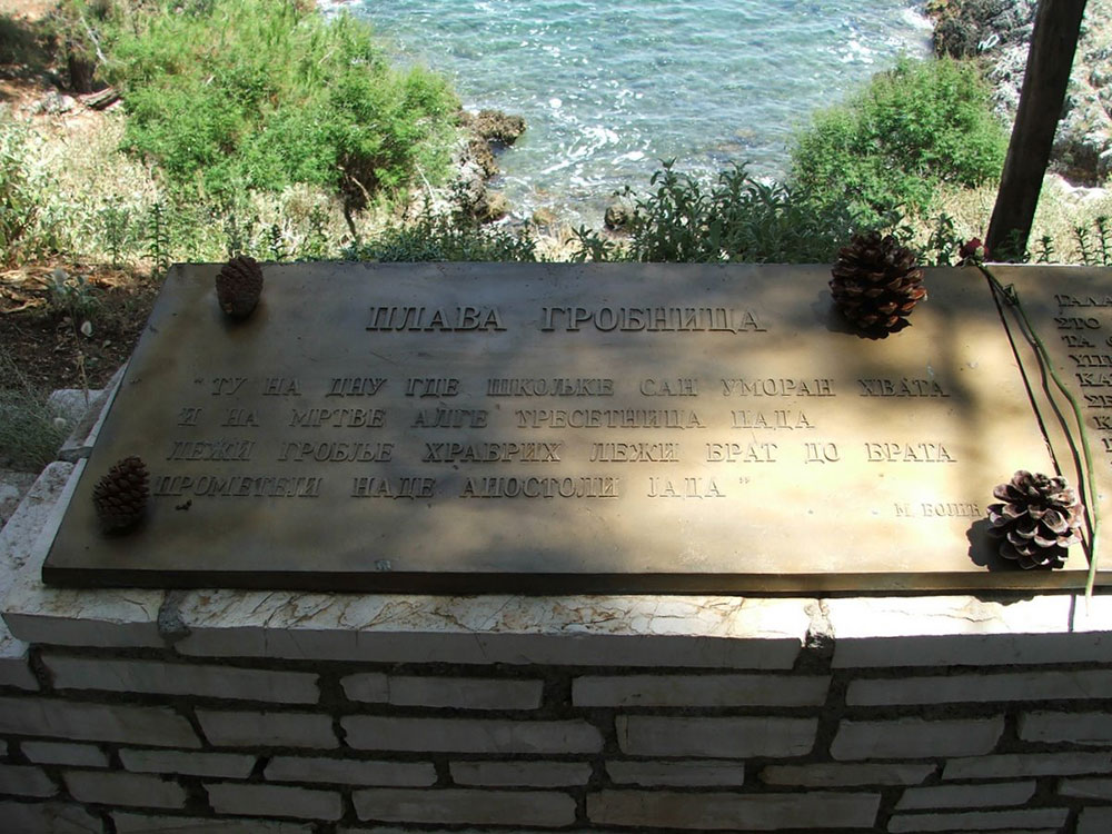 Spomen ploča na ostrvu Vido sa stihovima Milutina Bojića iz pesme „Plava grobnica“