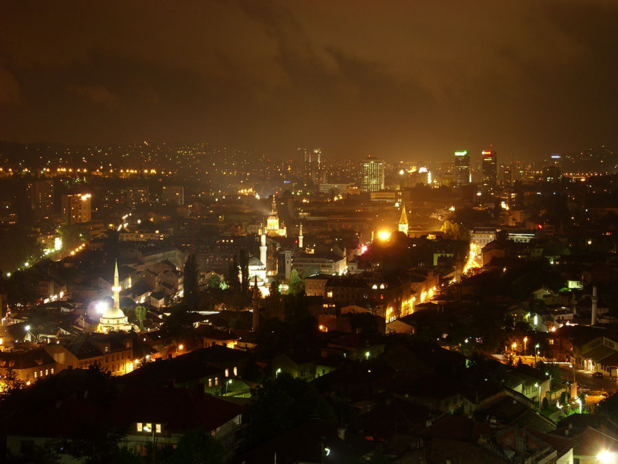 Sarajevo noću, foto: Julian Nyča/Wikimedia Commons