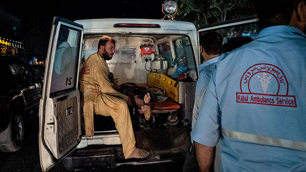 Ambulantna kola prevoze ljude posle bombaškog napada u Kabulu