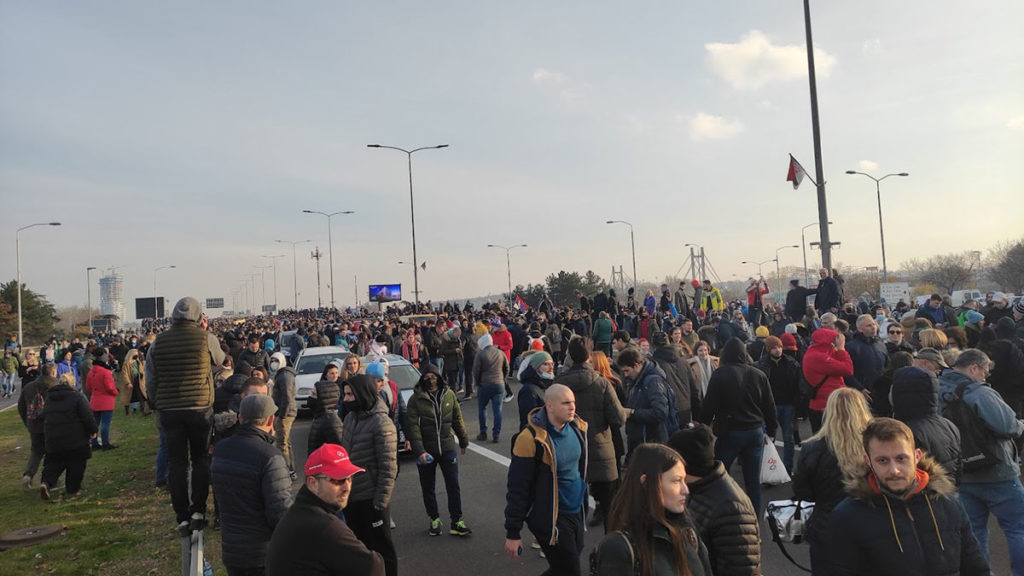 Ljudi koji su blokirali autoput kod Sava centra 4.12.2021.