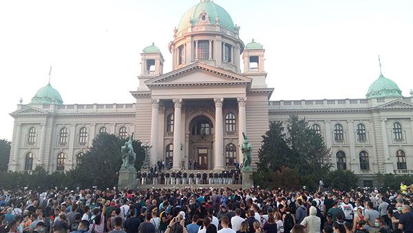 ljudi ispred Skupštine Srbije