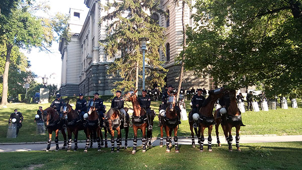 policajci na konjima ispred Skupštine Srbije