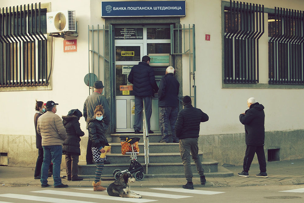 ljudi čekaju u redu ispred Poštanske štedionice