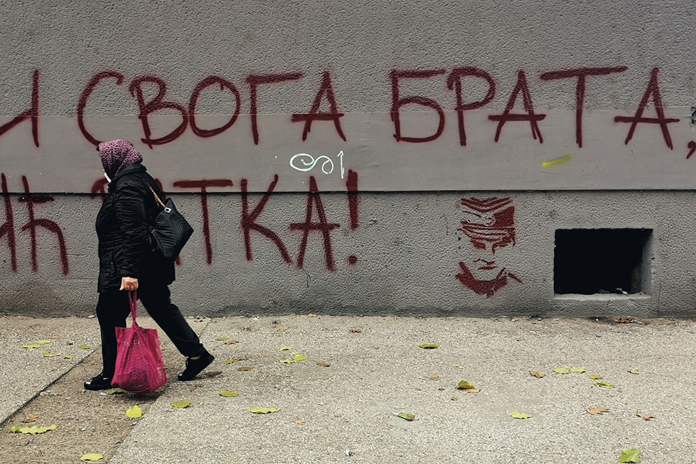 Natpis na zidu sa likom Ratka Mladića