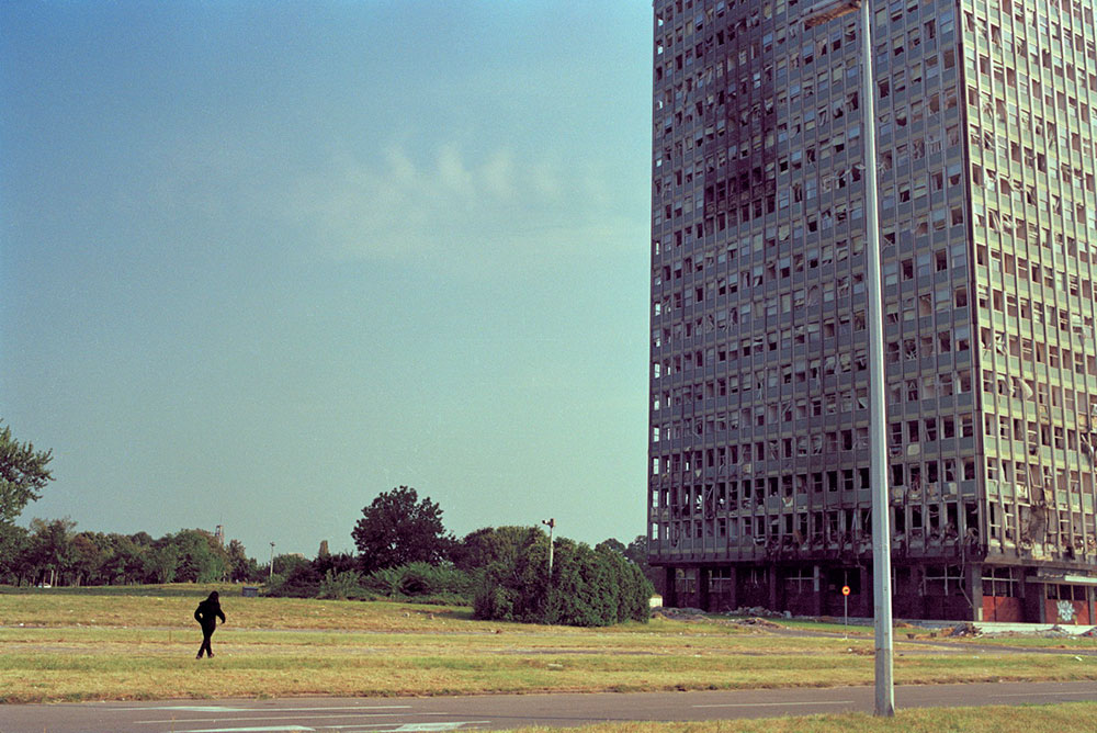 Zgrada CK, Beograd 1999, foto: Srđan Veljović