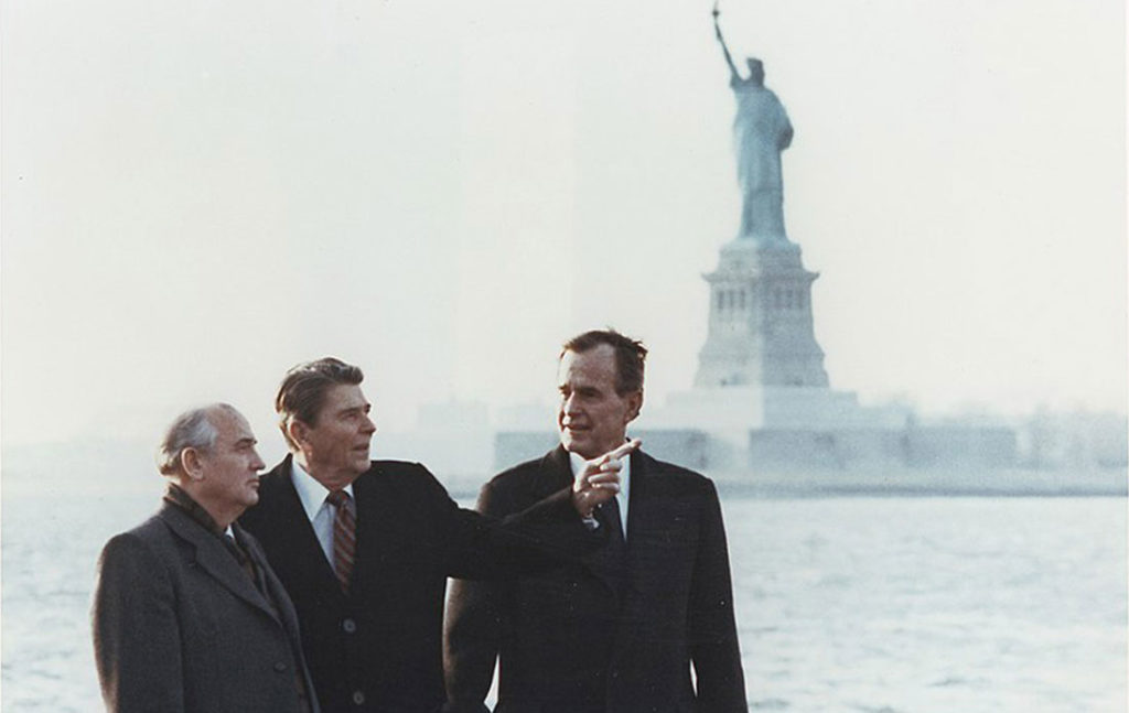 Predsednik Regan i potpredsednik Buš sa Gorbačovim u Njujorku 1988.