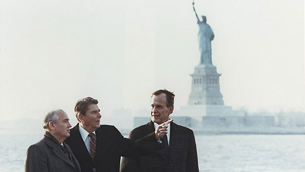 Predsednik Regan i potpredsednik Buš sa Gorbačovim u Njujorku 1988.