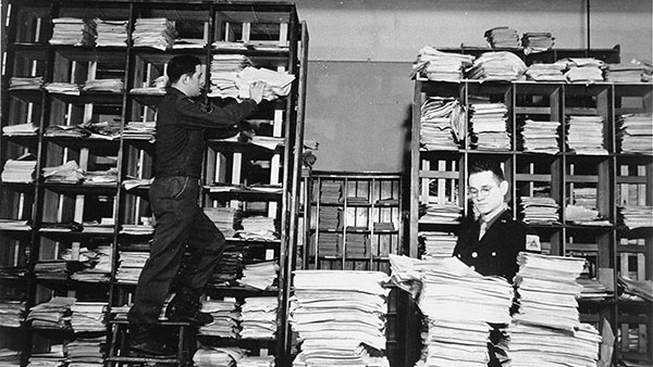 Američko osoblje organizuje nemačka dokumenta za suđenja u Nirnbergu (1945-46)