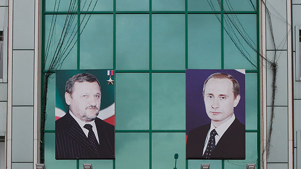 Portreti Ahmada Kadirova i Vladimira Putina na fasadi zgrade u centru Groznog, Čečenija, Rusija, foto: Konstantin Novaković