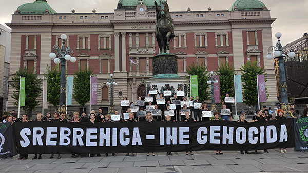 Stajanje Žena u crnom 10. jula 2022. na Trgu republike u Beogradu, foto: Peščanik