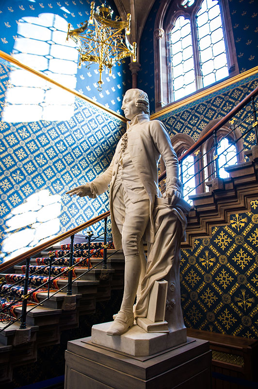 Statua Adama Smitha u poslovnoj školi na Univerzitetu u Glazgovu koja nosi njegovo ime, foto: Emma Ferrier/Wikimedia Commons