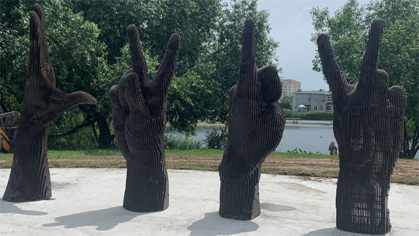 Skulptura Ruke u Lavovu, juni 2021, foto: Max Koine/Wikimedia Commons