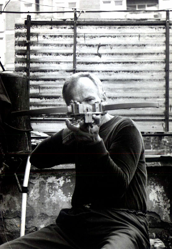 Miša Stanisavljević sa svojim samostrelom, foto: sajt Sabranih dela Miše St.