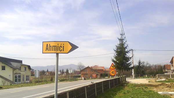 Skretanje za Ahmiće iz Viteza, april 2010, foto: Quahadi Añtó/Wikimedia Commons