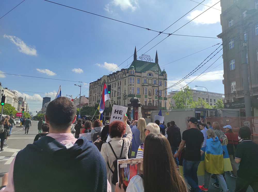 Protest u Beogradu, april 2022, foto: Rusi, Ukrajinci, Belorusi i Srbi zajedno protiv rata