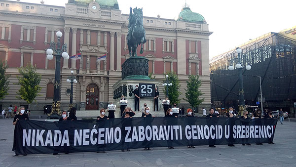 Žene u crnom na Trgu republike u Beogradu 2021, foto: Peščanik