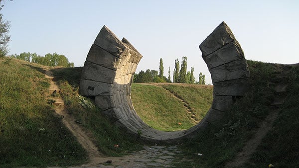 Bogdan Bogadnović, „Kapija Sunca“, Spomen-park Slobodište kod Kruševca, foto: Dragan CC BY-SA 3.0