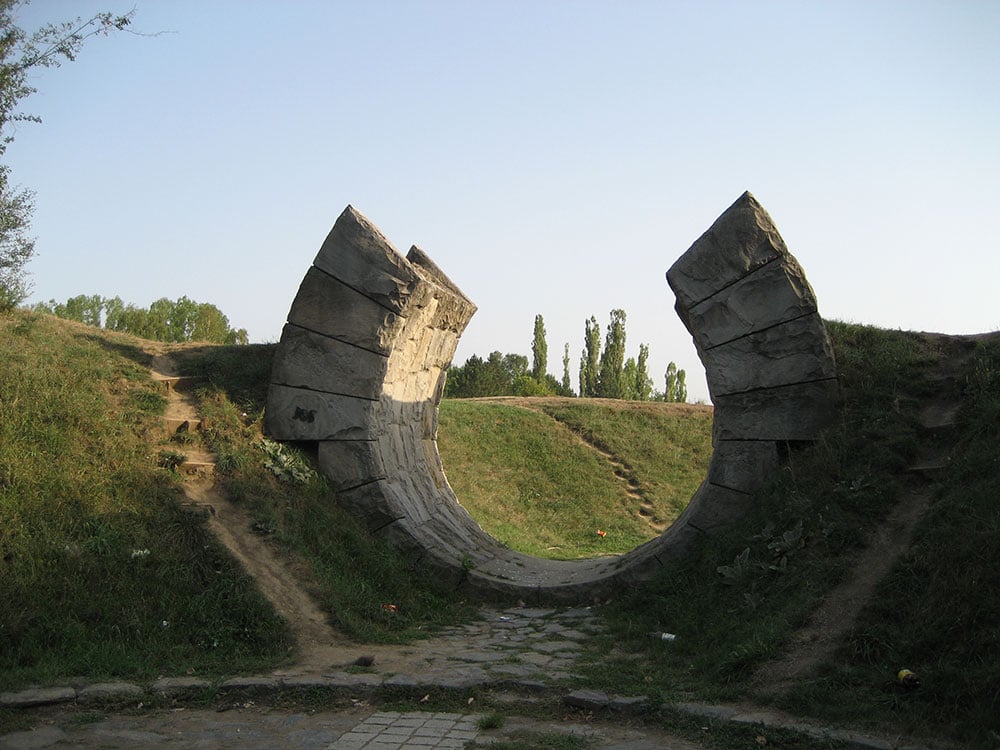 Bogdan Bogdanović, „Kapija Sunca“, Spomen-park Slobodište kod Kruševca, foto: Dragan CC BY-SA 3.0 Bogdan Bogdanović, „Kapija Sunca“, Spomen-park Slobodište kod Kruševca, foto: Dragan CC BY-SA 3.0