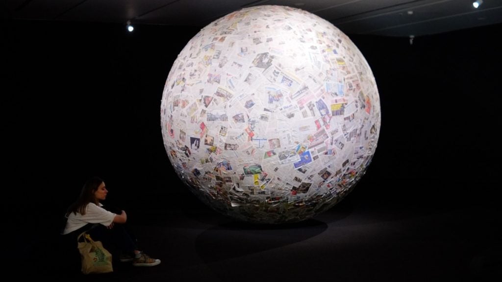 Michelangelo Pistoletto, Kugla od novina, MSU 2024, foto: Predrag Trokicić Michelangelo Pistoletto, Kugla od novina, MSU 2024, foto: Predrag Trokicić