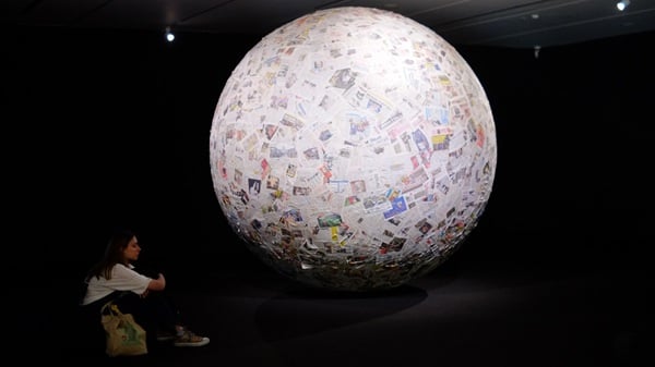 Michelangelo Pistoletto, Kugla od novina, MSU 2024, foto: Predrag Trokicić